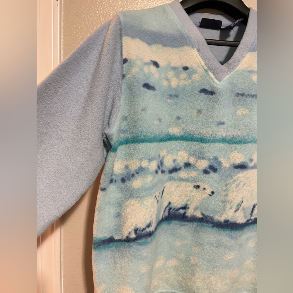💰2/$10 Used Catalina V- Neck Blue Polar Bear Fleece Sweater - size L - Picture 3 of 9